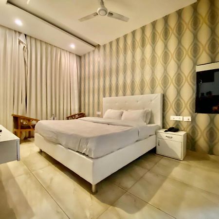 Hotel Hollywood - Family Hotel Zirakpur Ngoại thất bức ảnh