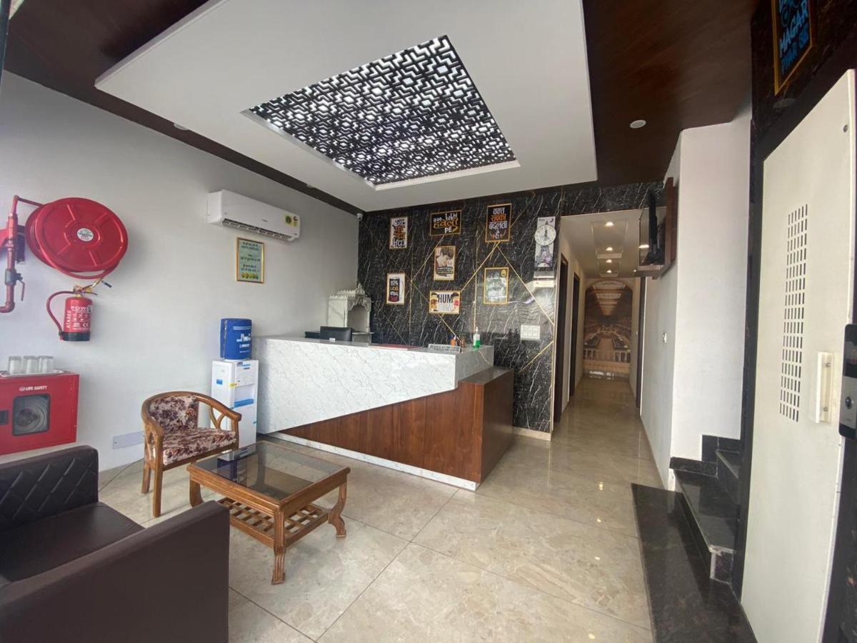 Hotel Hollywood - Family Hotel Zirakpur Ngoại thất bức ảnh