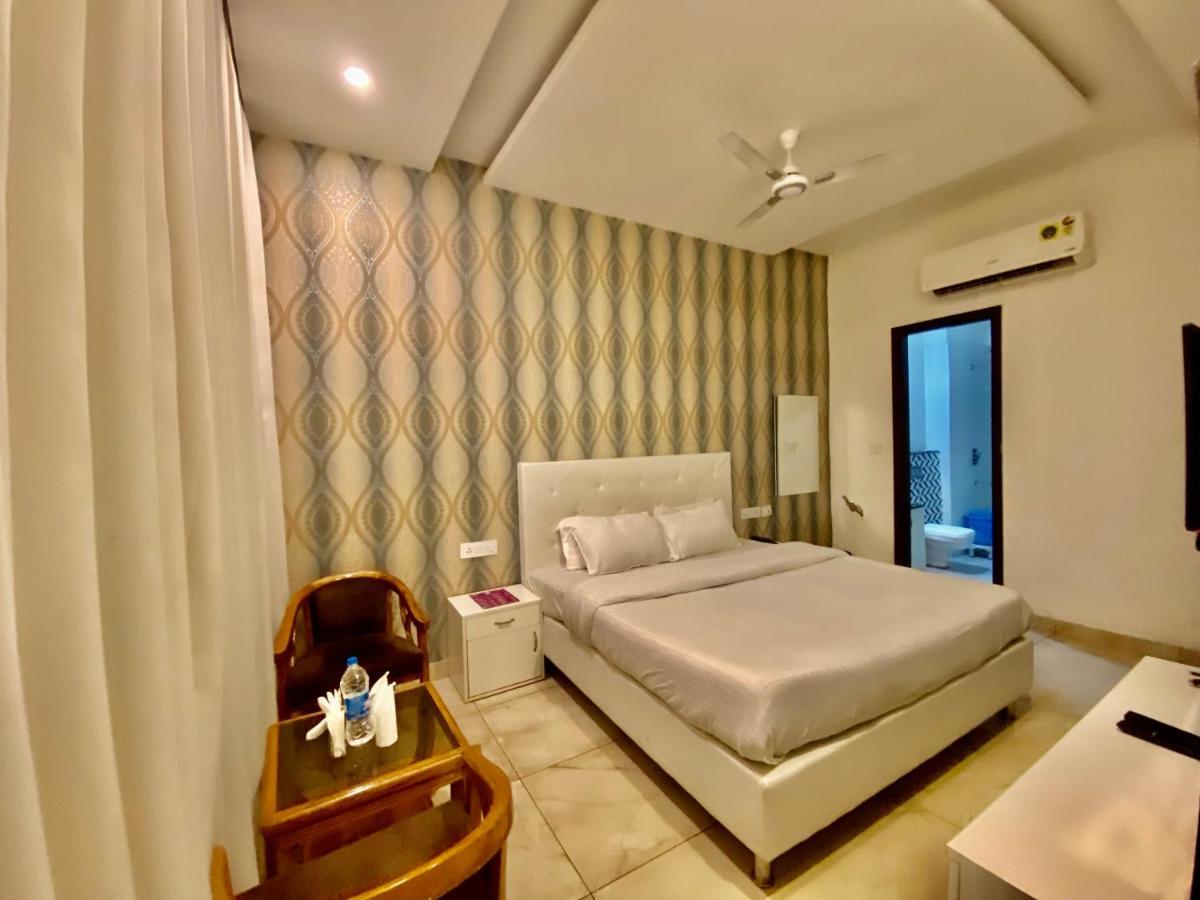 Hotel Hollywood - Family Hotel Zirakpur Ngoại thất bức ảnh