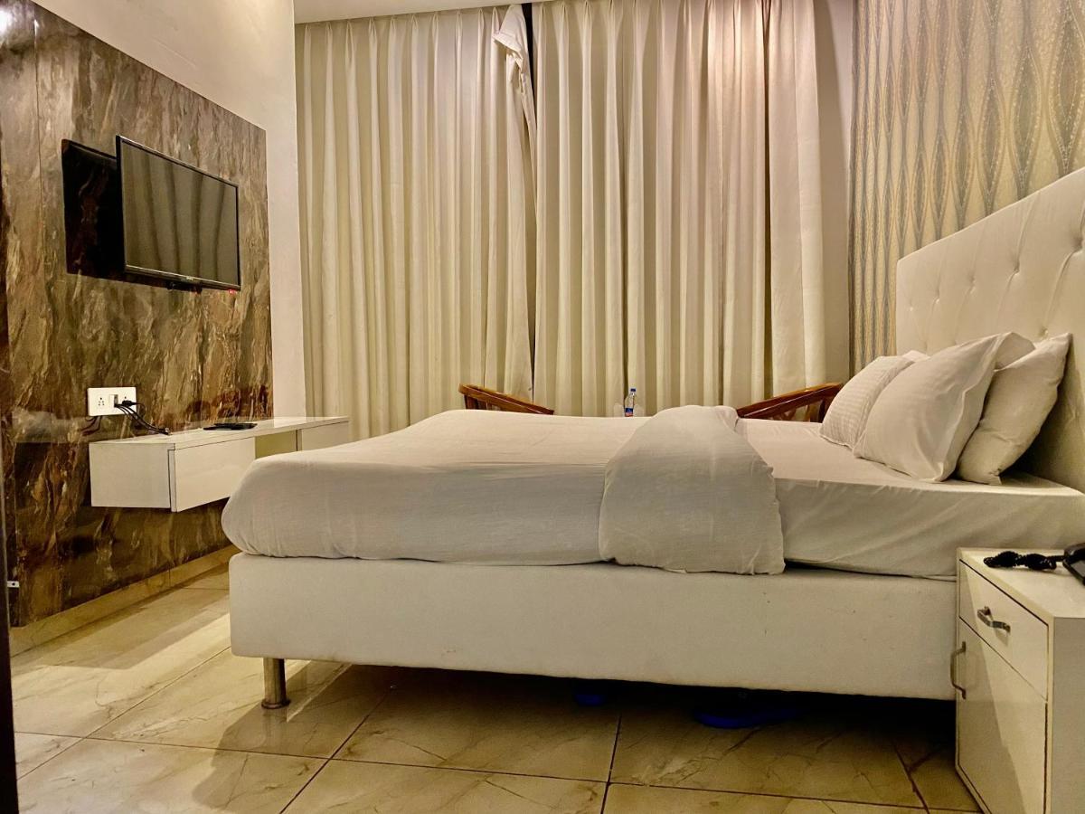 Hotel Hollywood - Family Hotel Zirakpur Ngoại thất bức ảnh