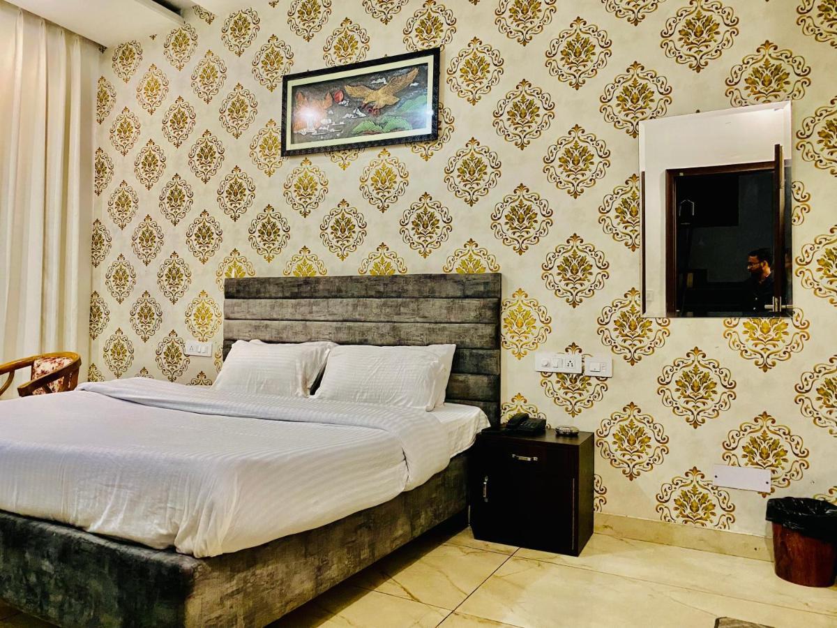 Hotel Hollywood - Family Hotel Zirakpur Ngoại thất bức ảnh