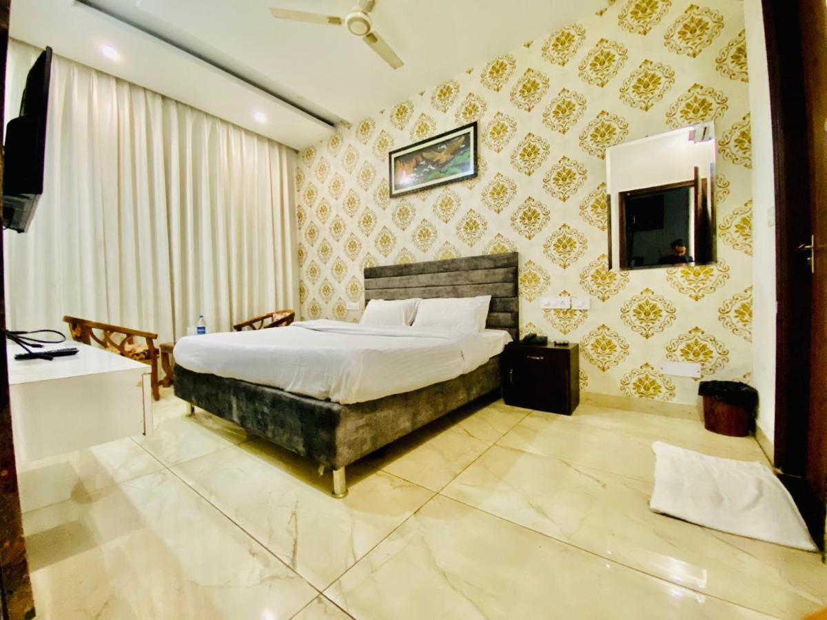 Hotel Hollywood - Family Hotel Zirakpur Ngoại thất bức ảnh