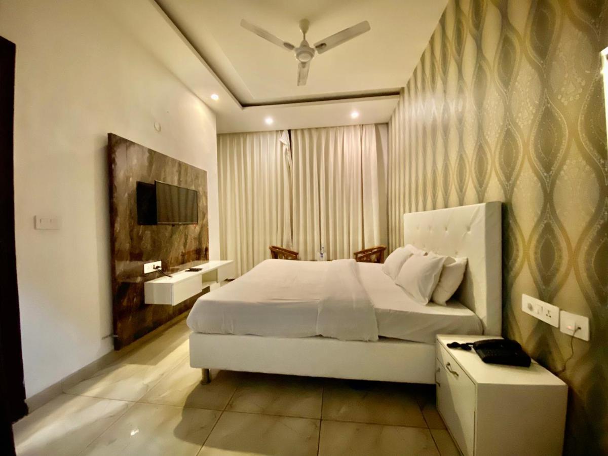 Hotel Hollywood - Family Hotel Zirakpur Ngoại thất bức ảnh