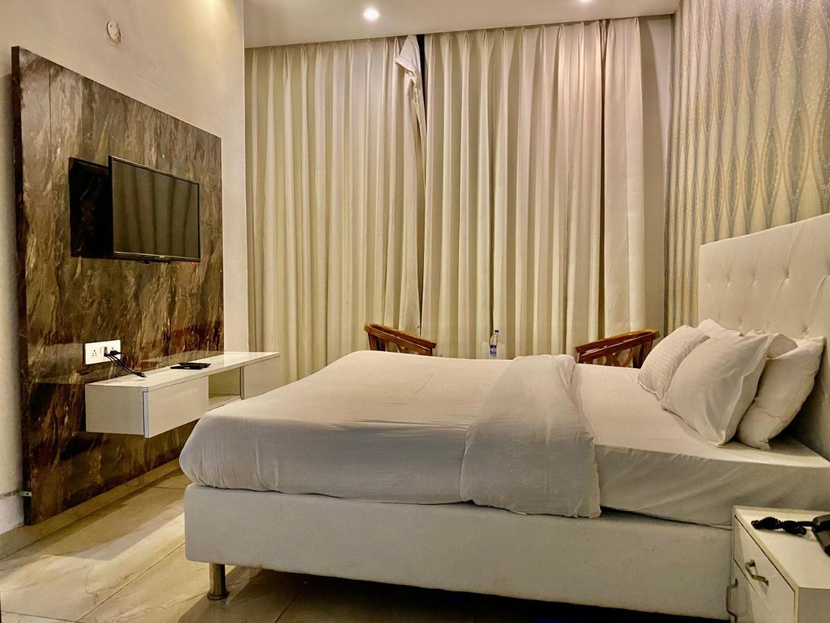 Hotel Hollywood - Family Hotel Zirakpur Ngoại thất bức ảnh