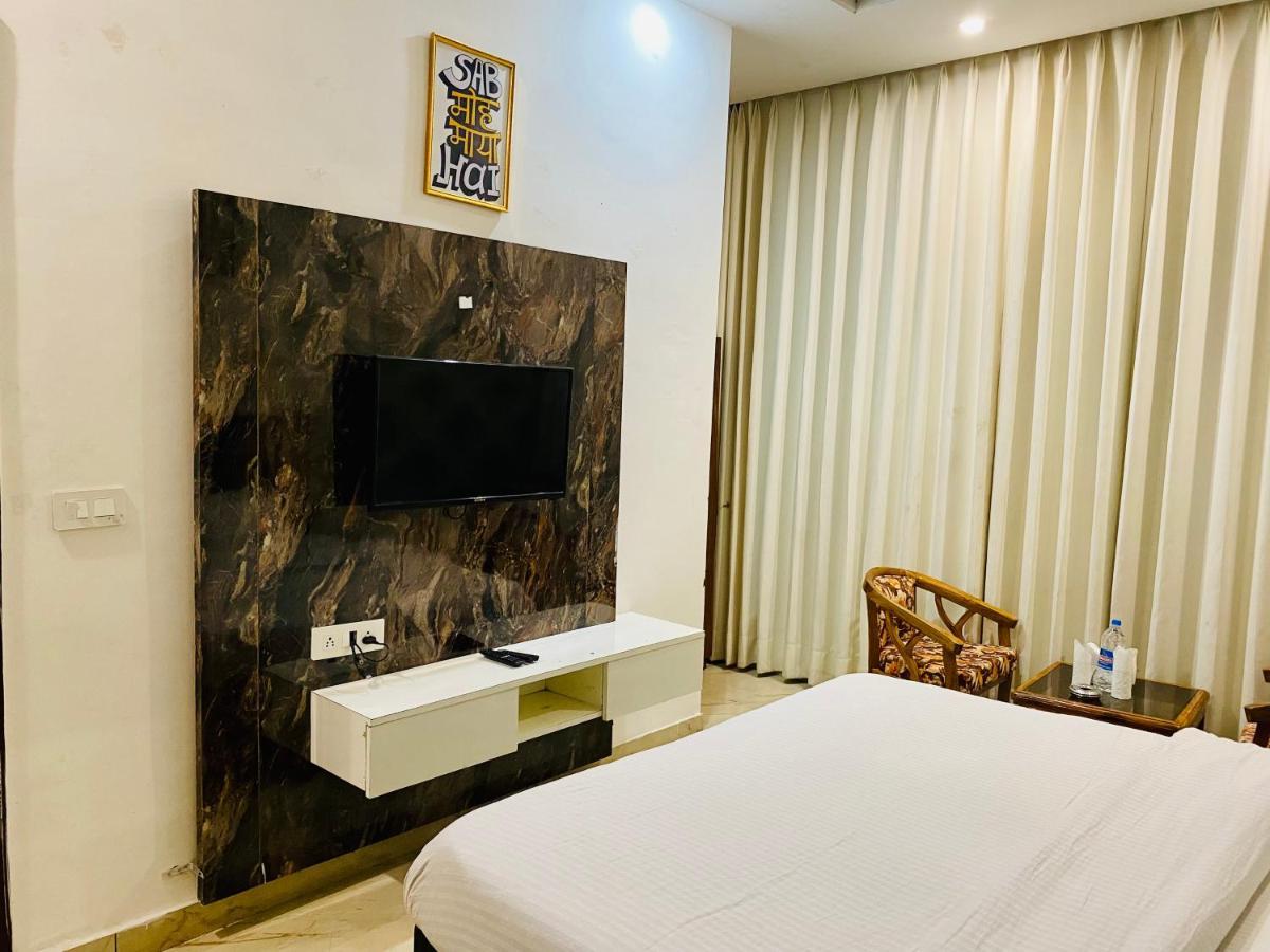Hotel Hollywood - Family Hotel Zirakpur Ngoại thất bức ảnh