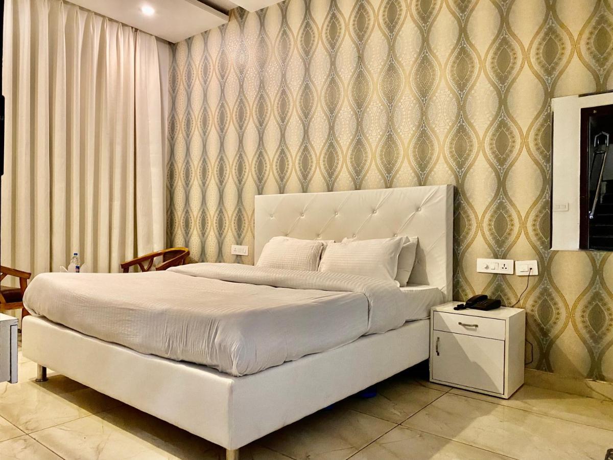 Hotel Hollywood - Family Hotel Zirakpur Ngoại thất bức ảnh